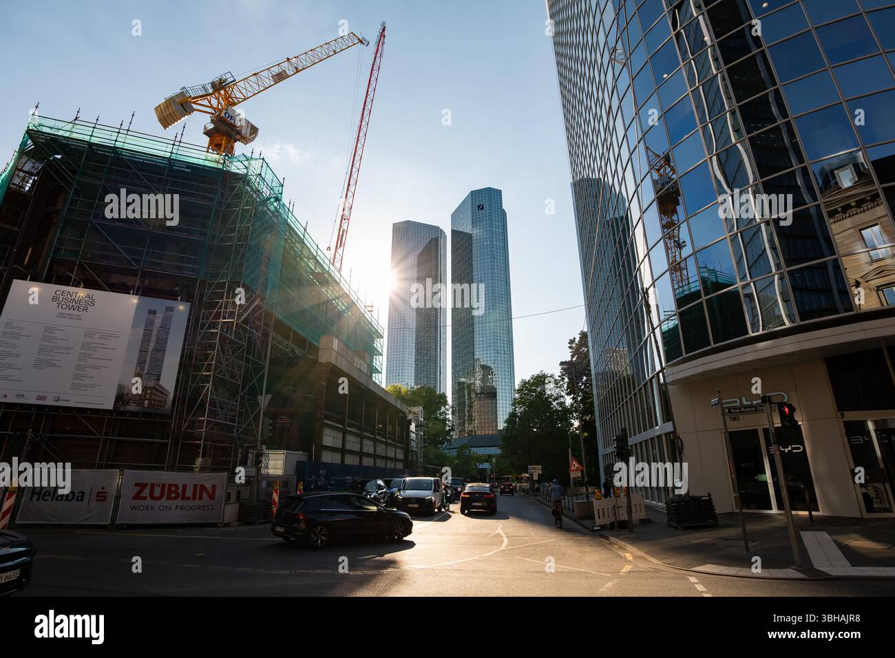 Torri gemelle della Deutsche Bank alla fine della strada a Francoforte. Grattacieli nella vista della strada dell'area urbana. Torre centrale degli affari. Foto Stock