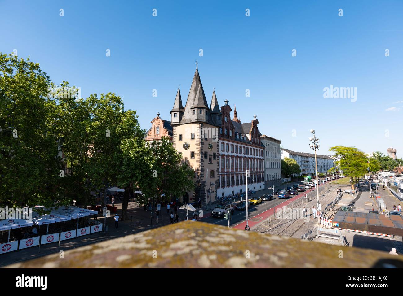 Edificio Saalhof di Francoforte con la Renturm (torre). Il punto di riferimento storico si trova in Mainkai Street e parte della città vecchia. Foto Stock