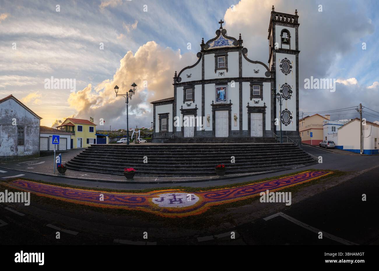 Ponta Garca, Portogallo - 27 aprile 2025: Chiesa di Nossa Senhora da Piedade a Ponta Garca, isola di Sao Miguel, Azzorre, Portogallo Foto Stock