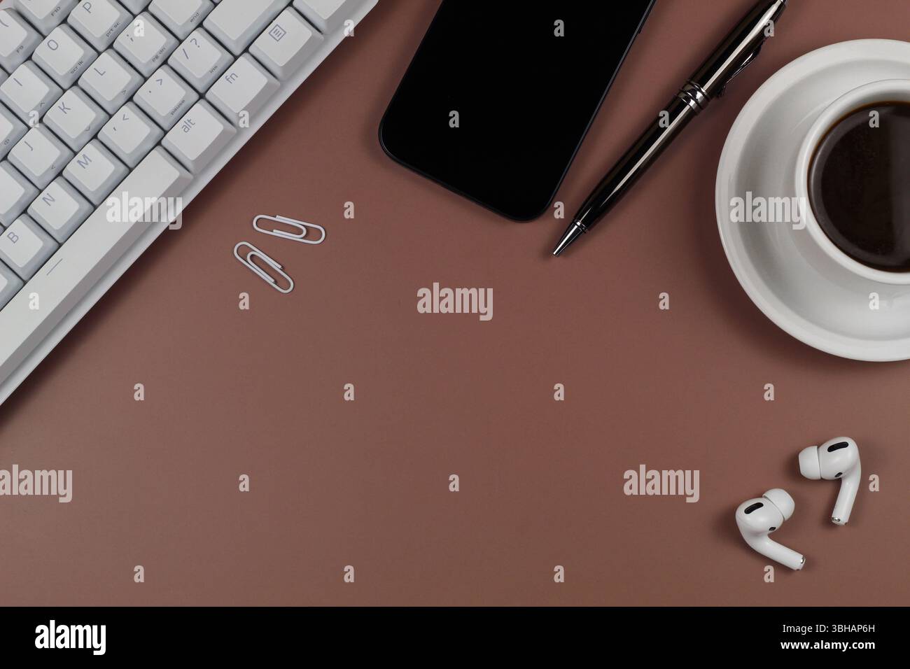 Scrivania piatta con tastiera bianca e smartphone Foto Stock