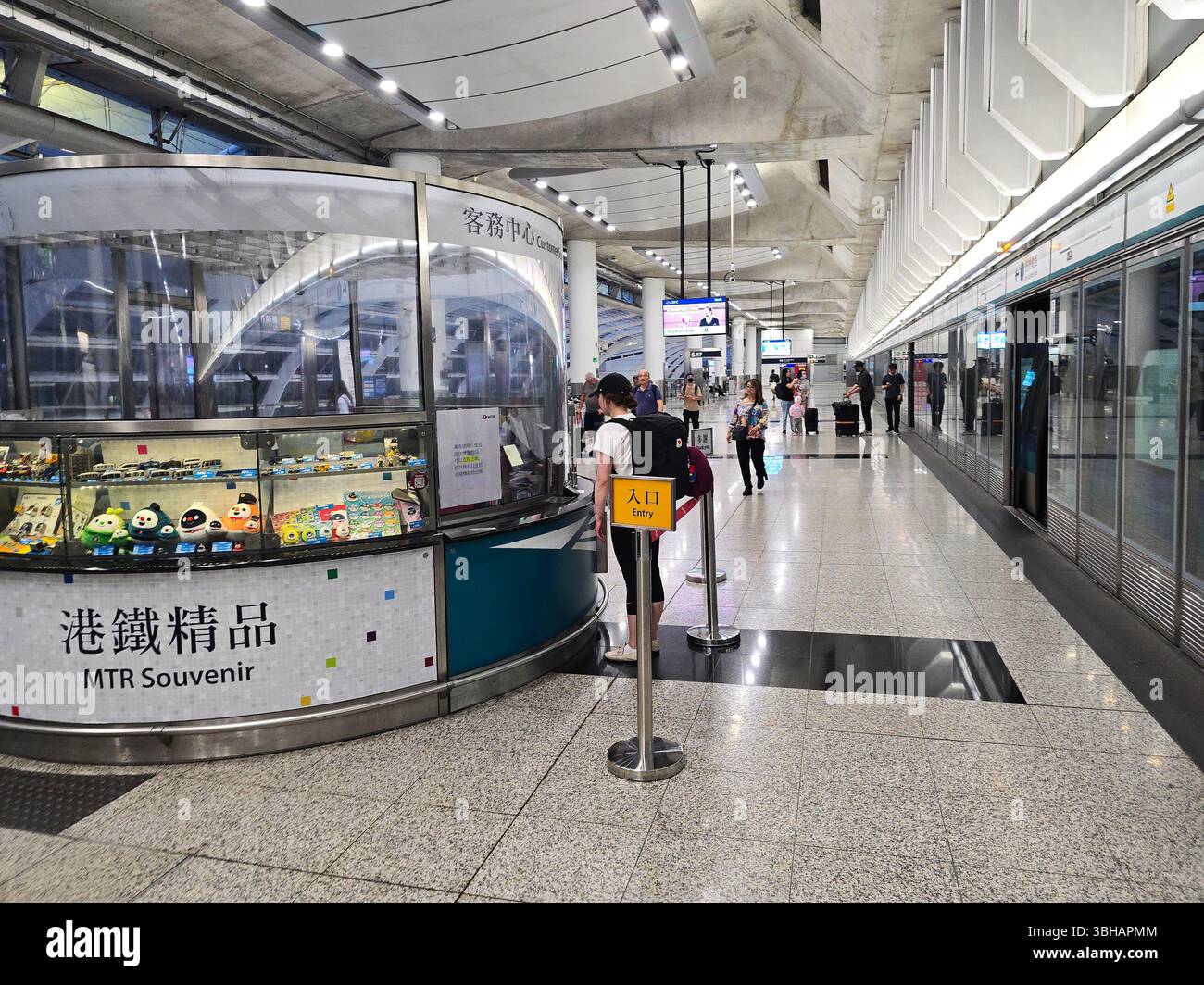Stazione Airport Express all'Aeroporto Internazionale di Hong Kong. Foto Stock