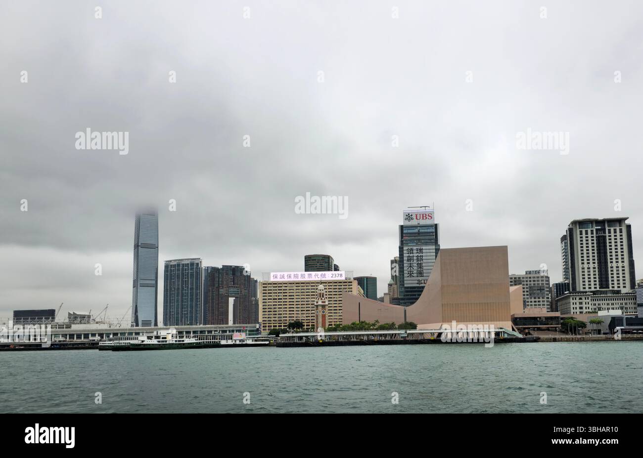 Il lungomare di Tsim Sha Tsui a Kowloon, Hong Kong. - Immagine stock catturata con smartphone
