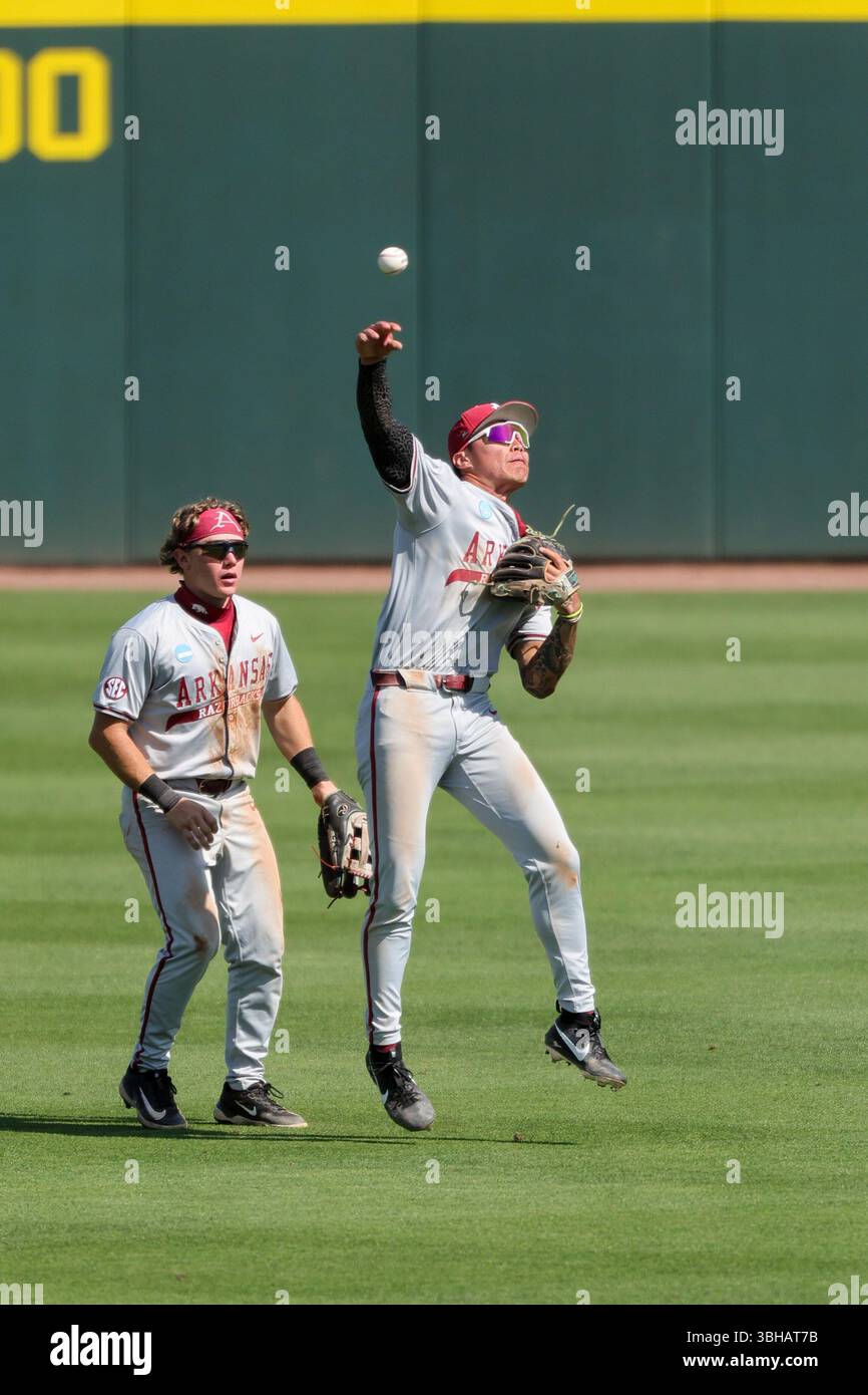 8 giugno 2025: La breve fermata dell'Arkansas, Wehiwa Aloy (9), fa saltare il tiro dal basso campo esterno verso l'interno. L'Arkansas sconfisse Tennessee 11-4 a Fayetteville, AR. Richey Miller/CSM Foto Stock