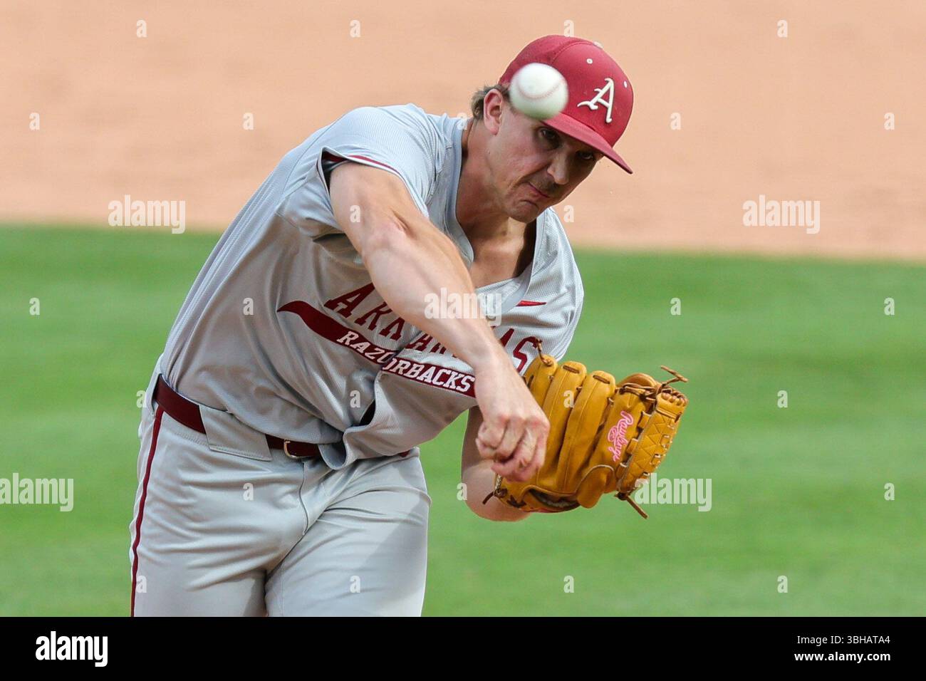 8 giugno 2025: Il lanciatore dell'Arkansas Christian Foutch (46) rilascia la palla verso il battitore. L'Arkansas sconfisse Tennessee 11-4 a Fayetteville, AR. Richey Miller/CSM Foto Stock