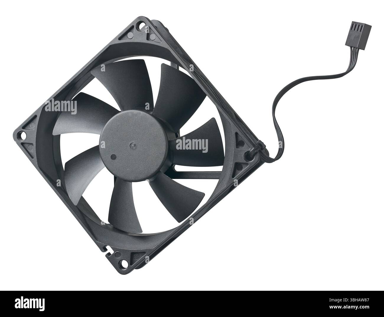 ventola di raffreddamento nera per computer e cavo con connettore a 4 pin sfondo bianco isolato, apparecchiature elettroniche di raffreddamento Foto Stock