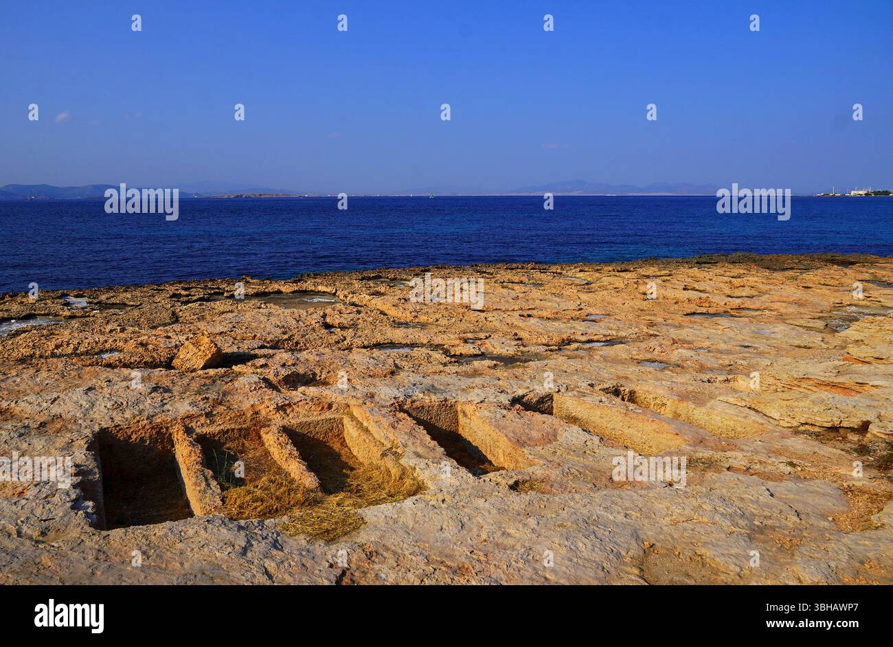 Le tombe degli uomini di Egina uccise nella battaglia di Salamina del 480 a.C., sepolte sul mare, di fronte a Salamina, in Grecia Foto Stock