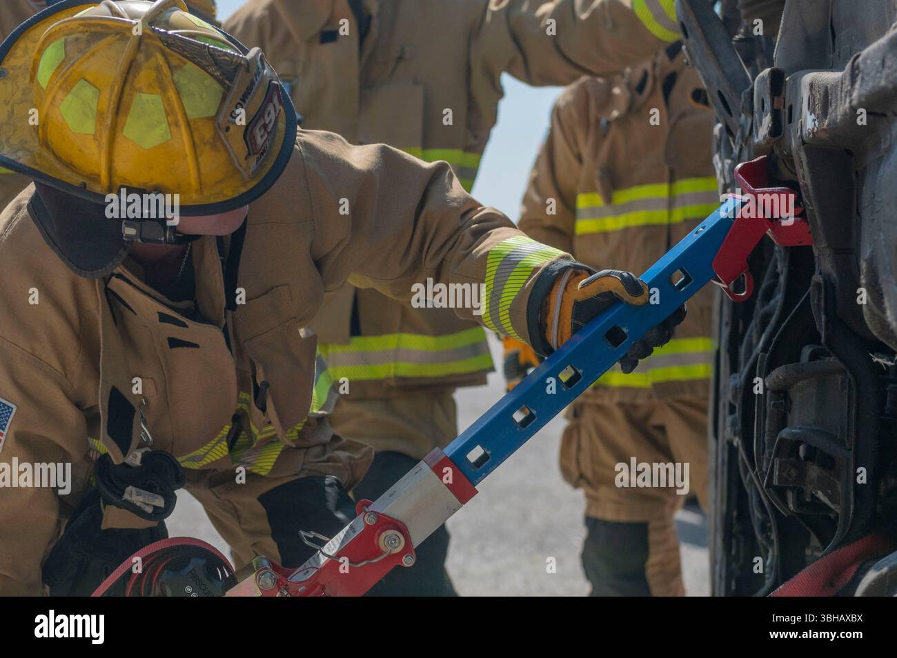 Gli avieri antincendio con il Gowen Field Fire Department, 124th Fighter Wing, Idaho Air National Guard, si addestrano in un esercizio di più giorni sul Gowen Field e la Nampa Fire Training Facility, 6-7 giugno 2025. I componenti includevano l'estrazione del veicolo e il contenimento di ustioni strutturali vive per preparare l'unità a combattere gli incendi vivi e completare le operazioni di recupero. Foto Stock