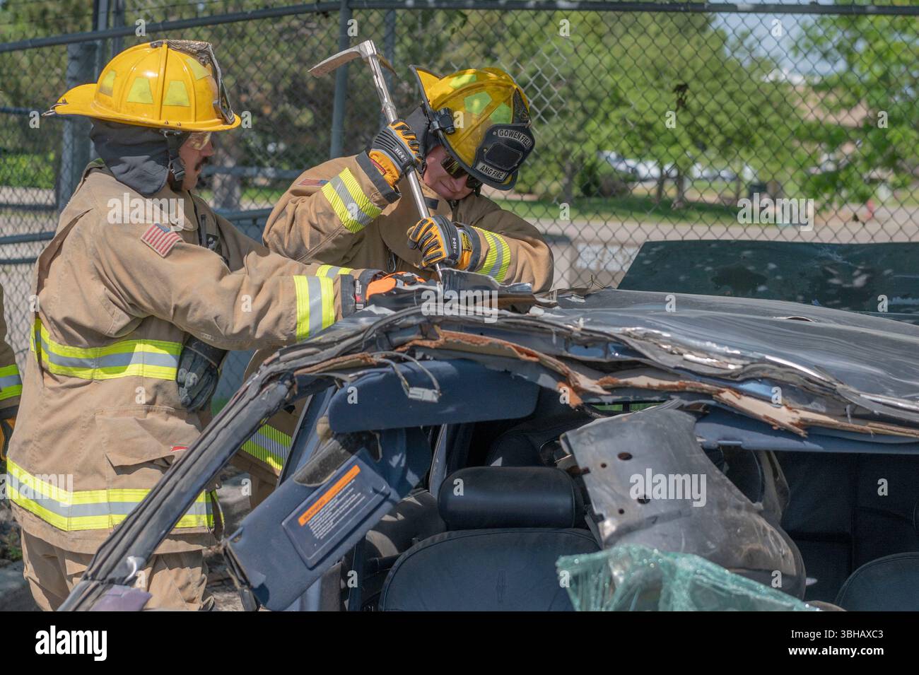 Gli avieri antincendio con il Gowen Field Fire Department, 124th Fighter Wing, Idaho Air National Guard, si addestrano in un esercizio di più giorni sul Gowen Field e la Nampa Fire Training Facility, 6-7 giugno 2025. I componenti includevano l'estrazione del veicolo e il contenimento di ustioni strutturali vive per preparare l'unità a combattere gli incendi vivi e completare le operazioni di recupero. Foto Stock