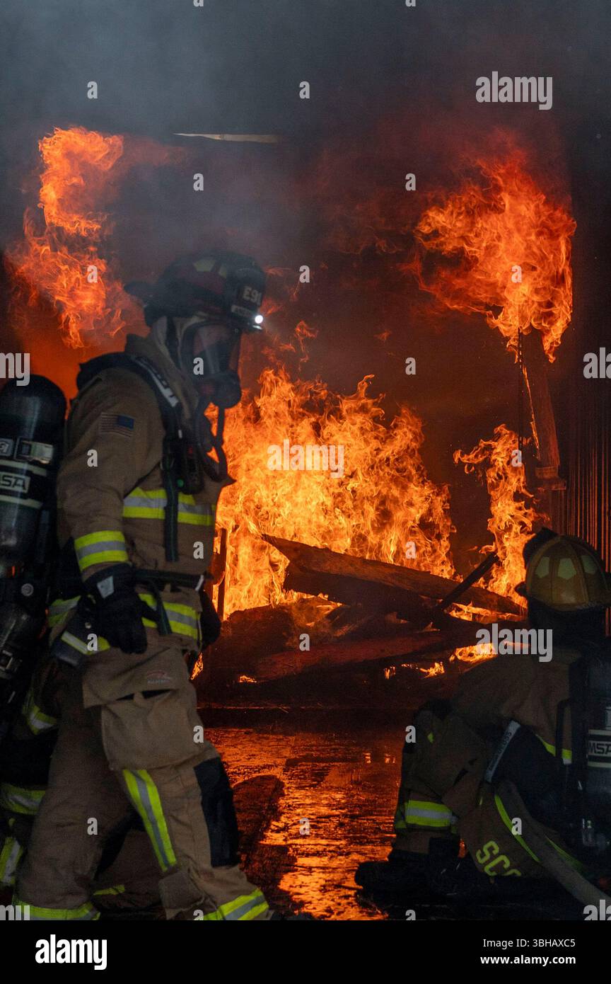 Gli avieri antincendio con il Gowen Field Fire Department, 124th Fighter Wing, Idaho Air National Guard, si addestrano in un esercizio di più giorni sul Gowen Field e la Nampa Fire Training Facility, 6-7 giugno 2025. I componenti includevano l'estrazione del veicolo e il contenimento di ustioni strutturali vive per preparare l'unità a combattere gli incendi vivi e completare le operazioni di recupero. Foto Stock