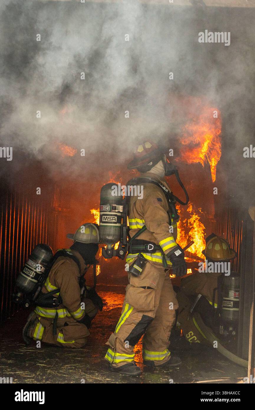 Gli avieri antincendio con il Gowen Field Fire Department, 124th Fighter Wing, Idaho Air National Guard, si addestrano in un esercizio di più giorni sul Gowen Field e la Nampa Fire Training Facility, 6-7 giugno 2025. I componenti includevano l'estrazione del veicolo e il contenimento di ustioni strutturali vive per preparare l'unità a combattere gli incendi vivi e completare le operazioni di recupero. Foto Stock