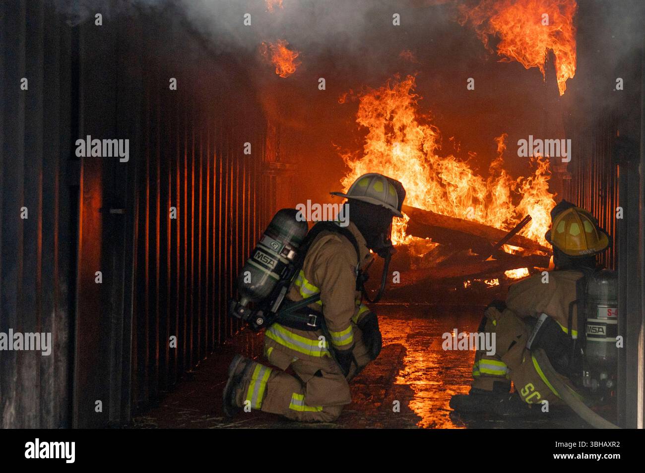 Gli avieri antincendio con il Gowen Field Fire Department, 124th Fighter Wing, Idaho Air National Guard, si addestrano in un esercizio di più giorni sul Gowen Field e la Nampa Fire Training Facility, 6-7 giugno 2025. I componenti includevano l'estrazione del veicolo e il contenimento di ustioni strutturali vive per preparare l'unità a combattere gli incendi vivi e completare le operazioni di recupero. Foto Stock