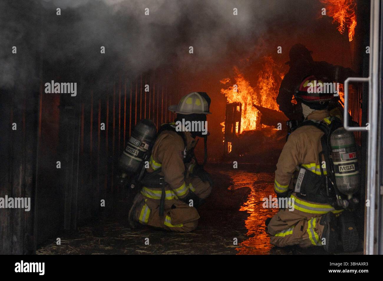 Gli avieri antincendio con il Gowen Field Fire Department, 124th Fighter Wing, Idaho Air National Guard, si addestrano in un esercizio di più giorni sul Gowen Field e la Nampa Fire Training Facility, 6-7 giugno 2025. I componenti includevano l'estrazione del veicolo e il contenimento di ustioni strutturali vive per preparare l'unità a combattere gli incendi vivi e completare le operazioni di recupero. Foto Stock