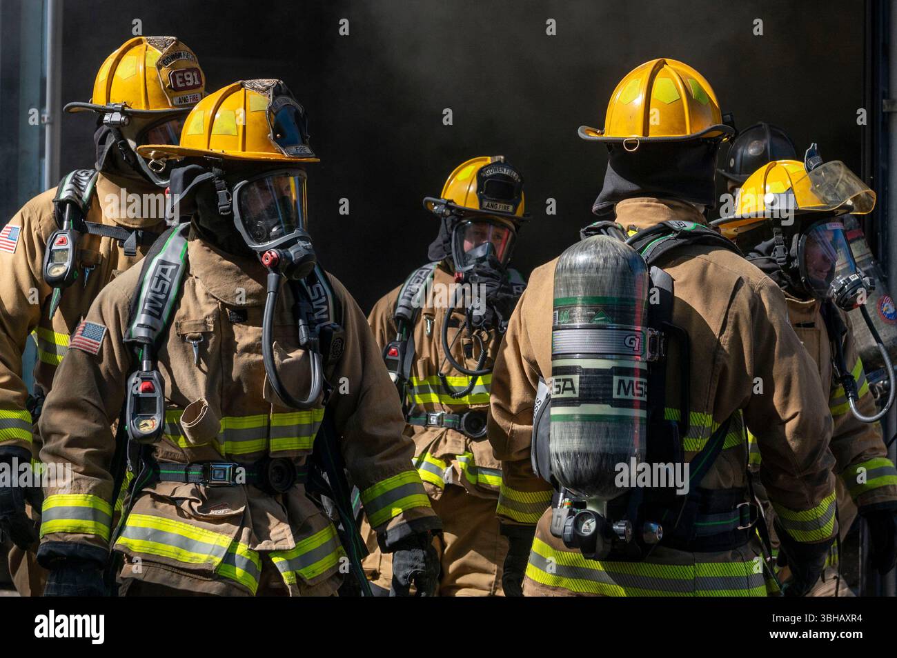 Gli avieri antincendio con il Gowen Field Fire Department, 124th Fighter Wing, Idaho Air National Guard, si addestrano in un esercizio di più giorni sul Gowen Field e la Nampa Fire Training Facility, 6-7 giugno 2025. I componenti includevano l'estrazione del veicolo e il contenimento di ustioni strutturali vive per preparare l'unità a combattere gli incendi vivi e completare le operazioni di recupero. Foto Stock