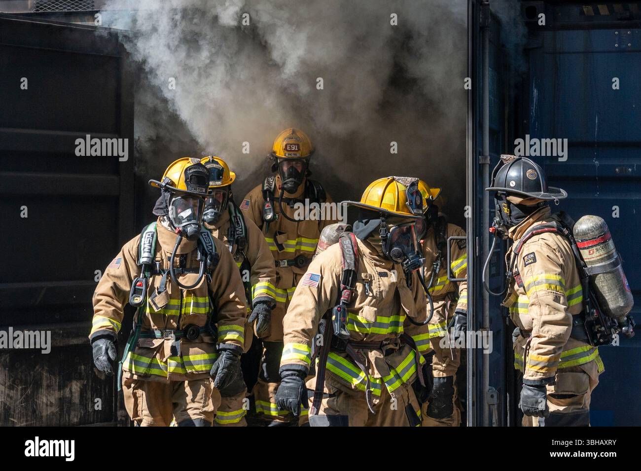 Gli avieri antincendio con il Gowen Field Fire Department, 124th Fighter Wing, Idaho Air National Guard, si addestrano in un esercizio di più giorni sul Gowen Field e la Nampa Fire Training Facility, 6-7 giugno 2025. I componenti includevano l'estrazione del veicolo e il contenimento di ustioni strutturali vive per preparare l'unità a combattere gli incendi vivi e completare le operazioni di recupero. Foto Stock