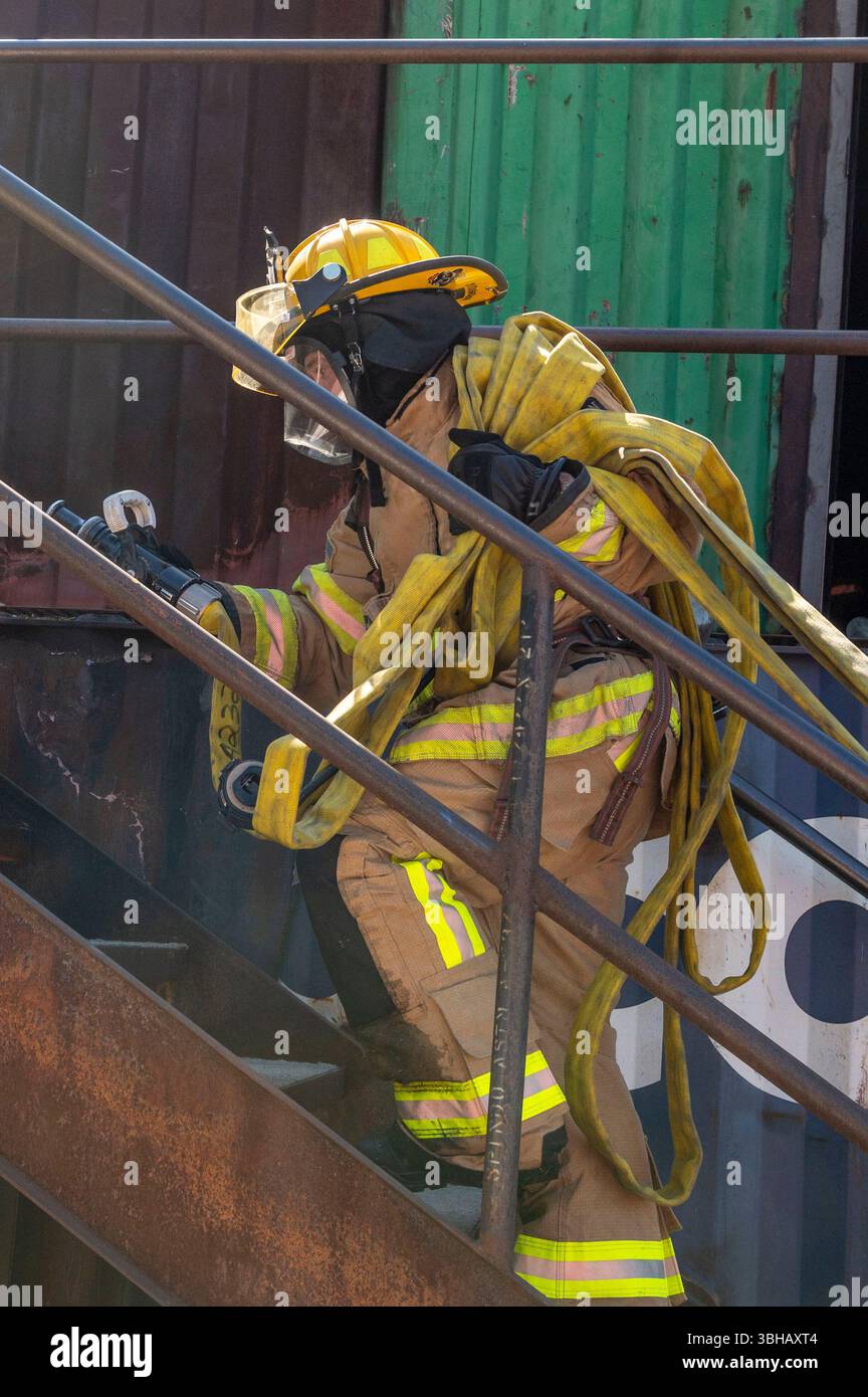 Gli avieri antincendio con il Gowen Field Fire Department, 124th Fighter Wing, Idaho Air National Guard, si addestrano in un esercizio di più giorni sul Gowen Field e la Nampa Fire Training Facility, 6-7 giugno 2025. I componenti includevano l'estrazione del veicolo e il contenimento di ustioni strutturali vive per preparare l'unità a combattere gli incendi vivi e completare le operazioni di recupero. Foto Stock