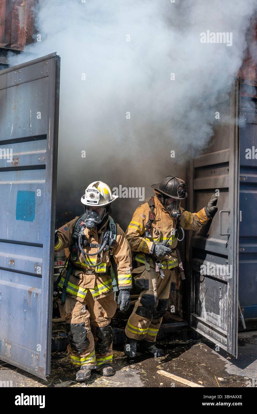 Gli avieri antincendio con il Gowen Field Fire Department, 124th Fighter Wing, Idaho Air National Guard, si addestrano in un esercizio di più giorni sul Gowen Field e la Nampa Fire Training Facility, 6-7 giugno 2025. I componenti includevano l'estrazione del veicolo e il contenimento di ustioni strutturali vive per preparare l'unità a combattere gli incendi vivi e completare le operazioni di recupero. Foto Stock