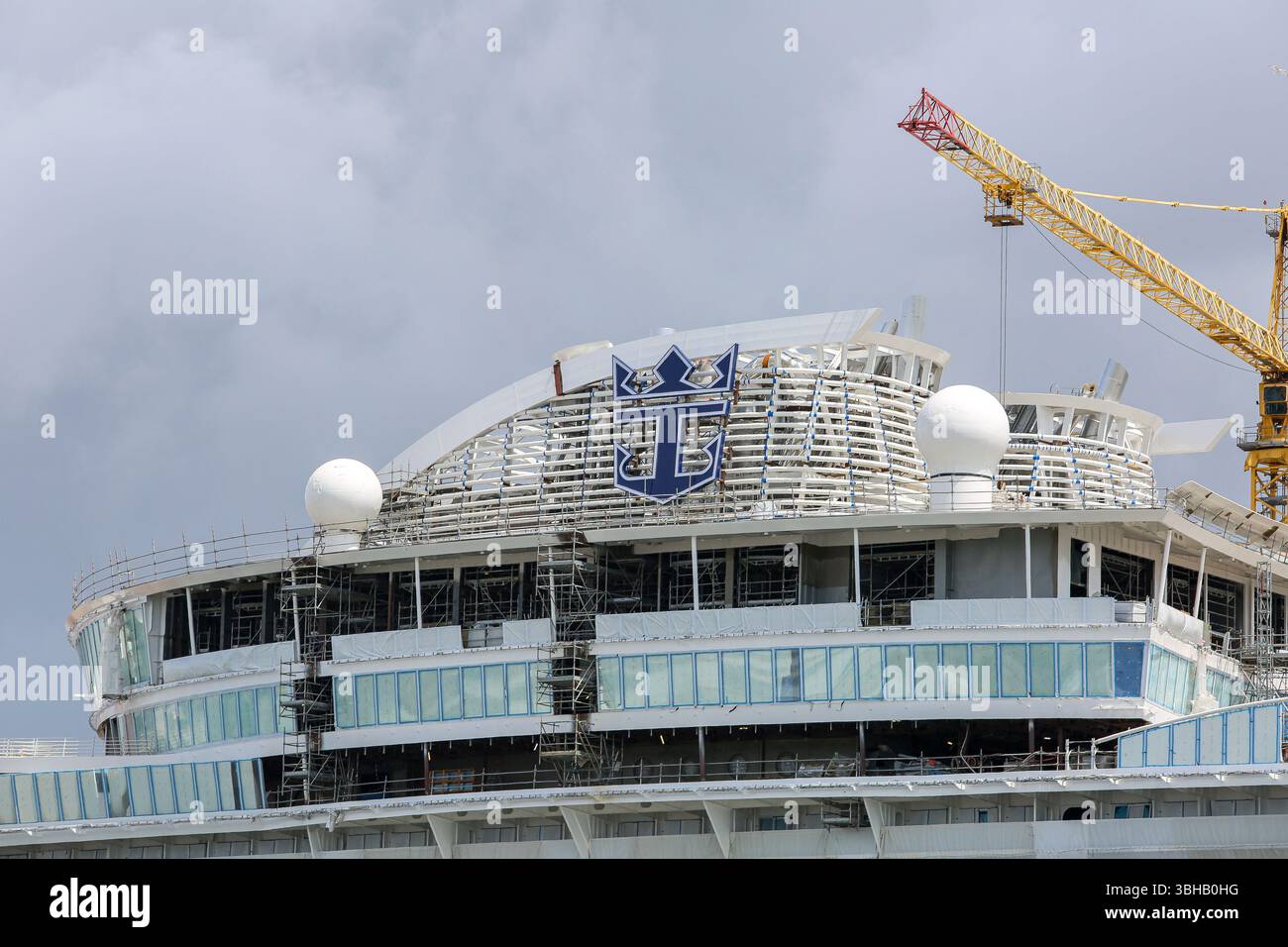 Nave da crociera Royal Caribbean SYMPHONY OF THE SEA in costruzione nei cantieri navali Chantiers de l'Atlantique, St Nazaire, Francia Foto Stock