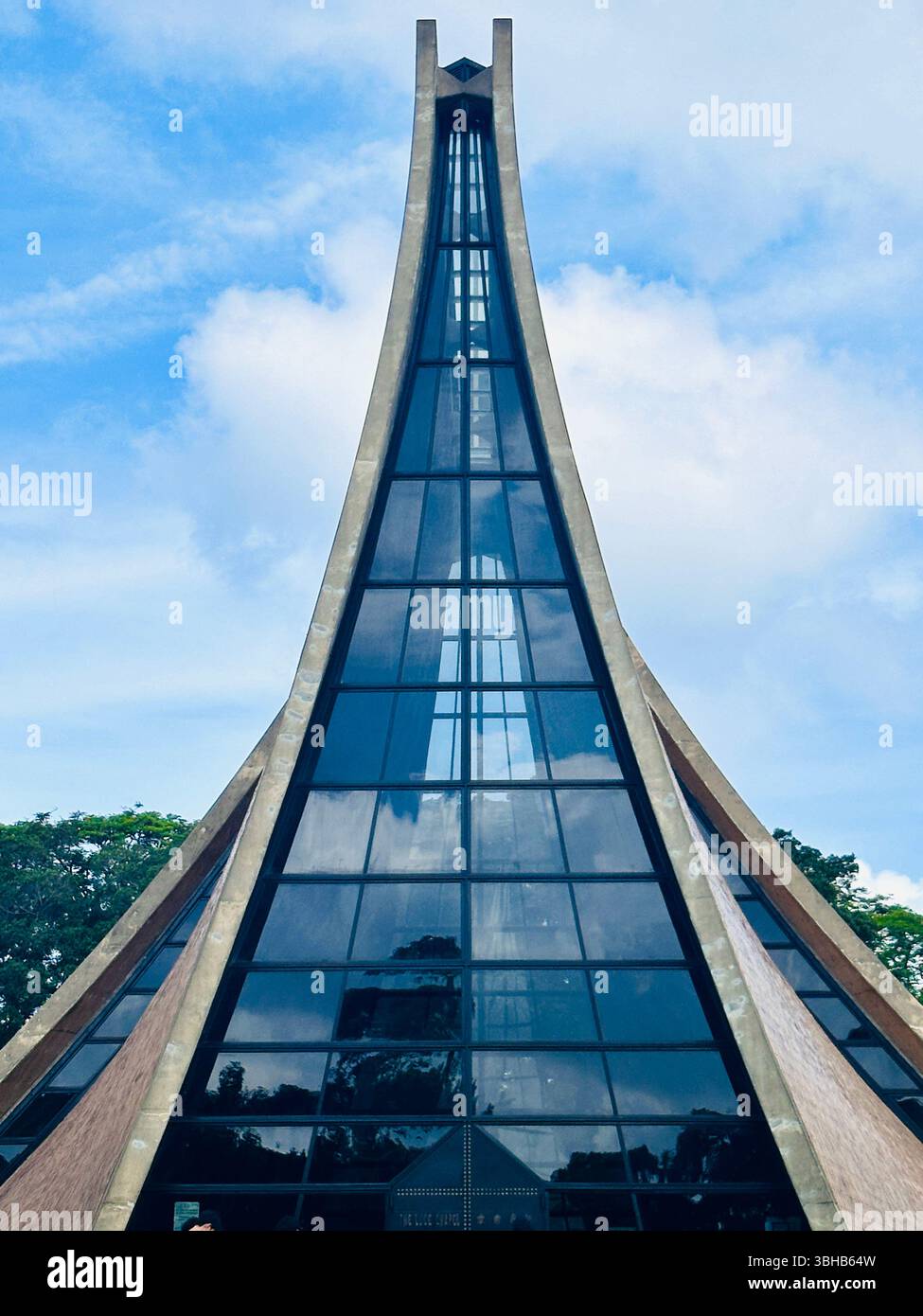 Una bella chiesa ambientata contro l'abbraccio del cielo Foto Stock