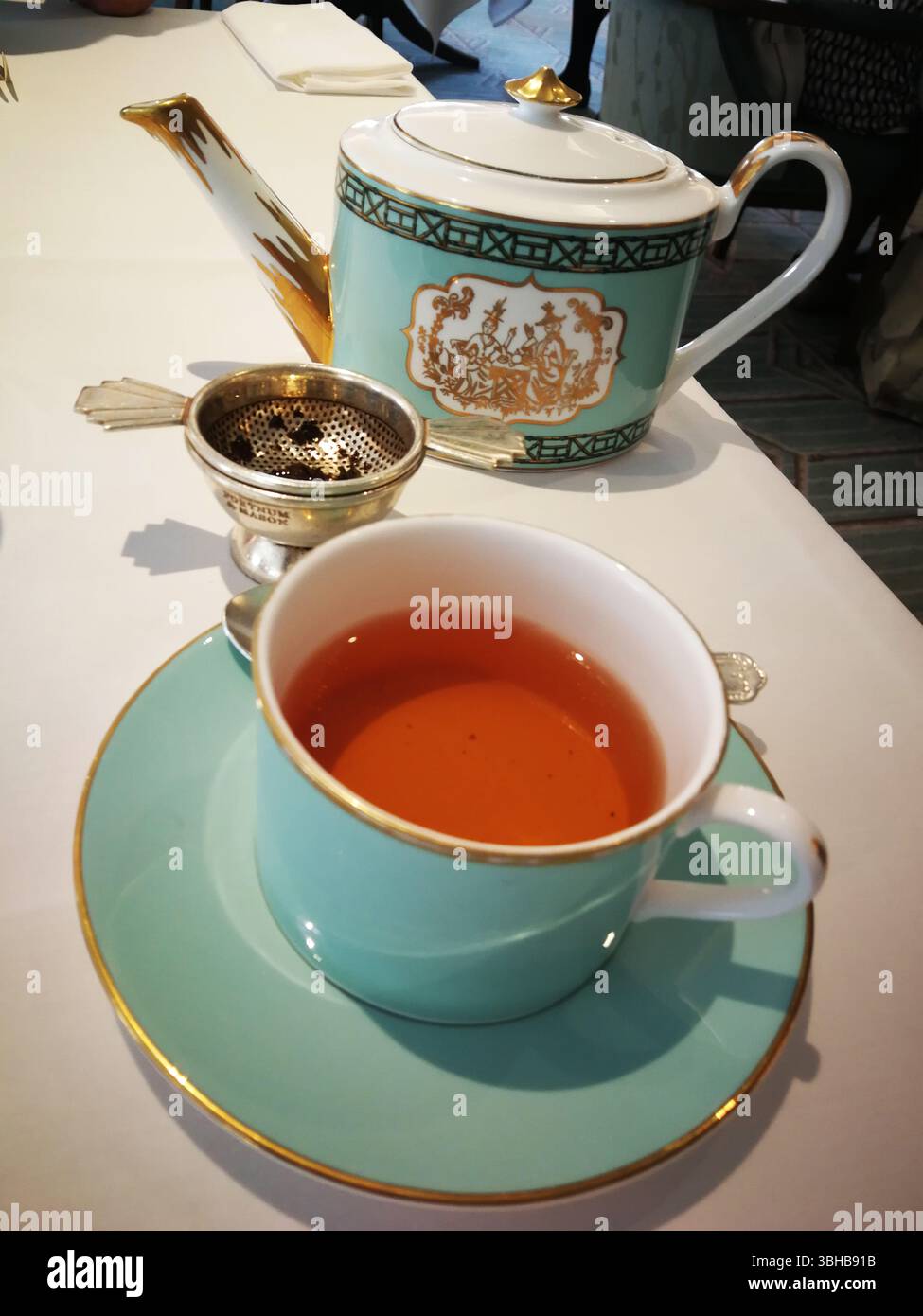 Elegante preparazione per il tè con teiera e una tazza di tè caldo. Londra, Regno Unito Foto Stock