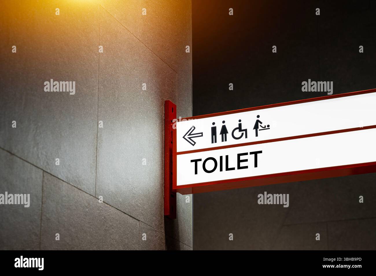 Simbolo di un bagno pubblico nel centro commerciale con toilette, stanza per la mamma e il bambino e spogliatoio per il pannolino. Foto Stock