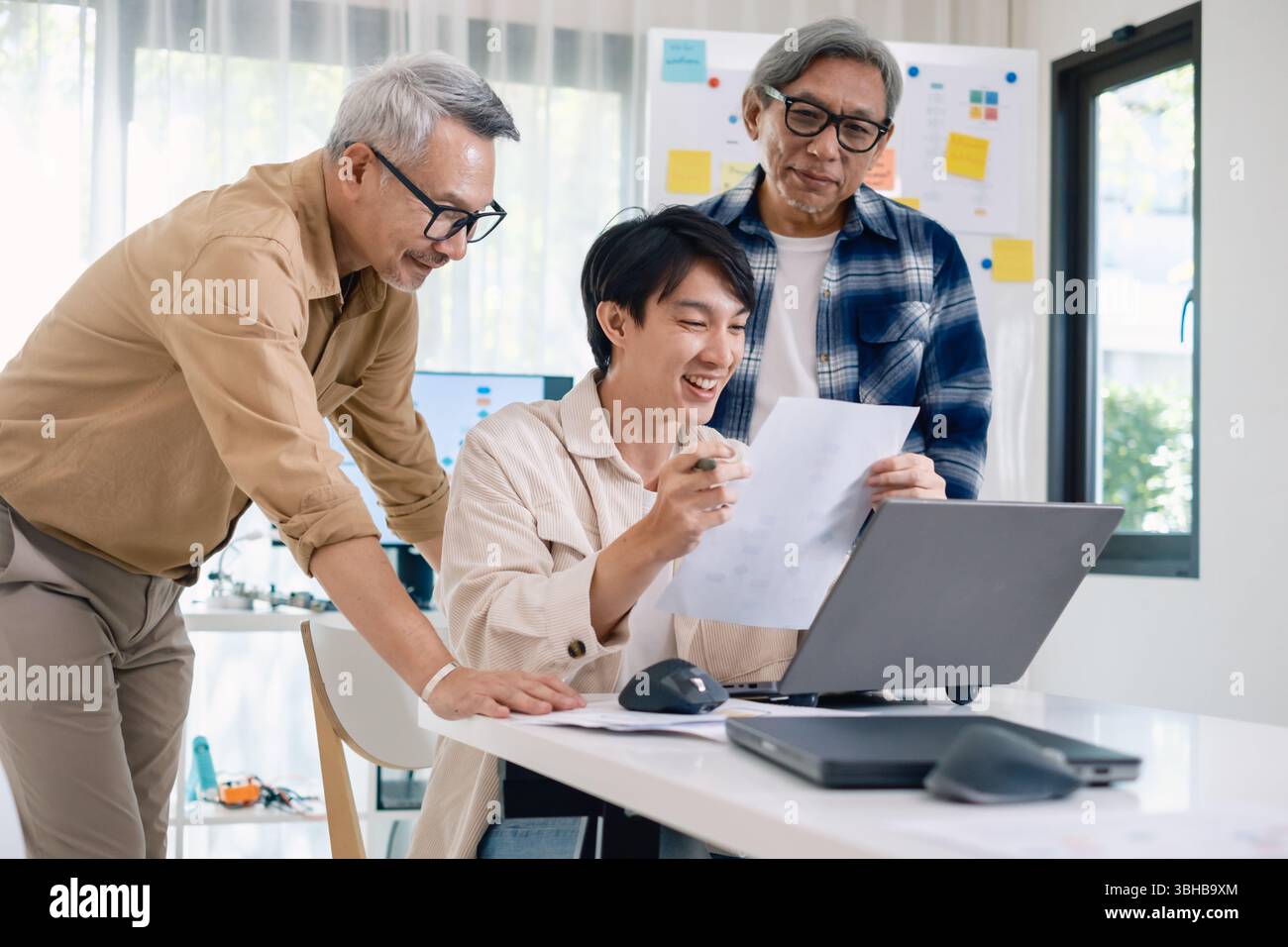 Gruppo di asiatiche senior in uno sviluppo collaborativo di software analizzando i diagrammi di flusso durante un corso di bootcamp Foto Stock