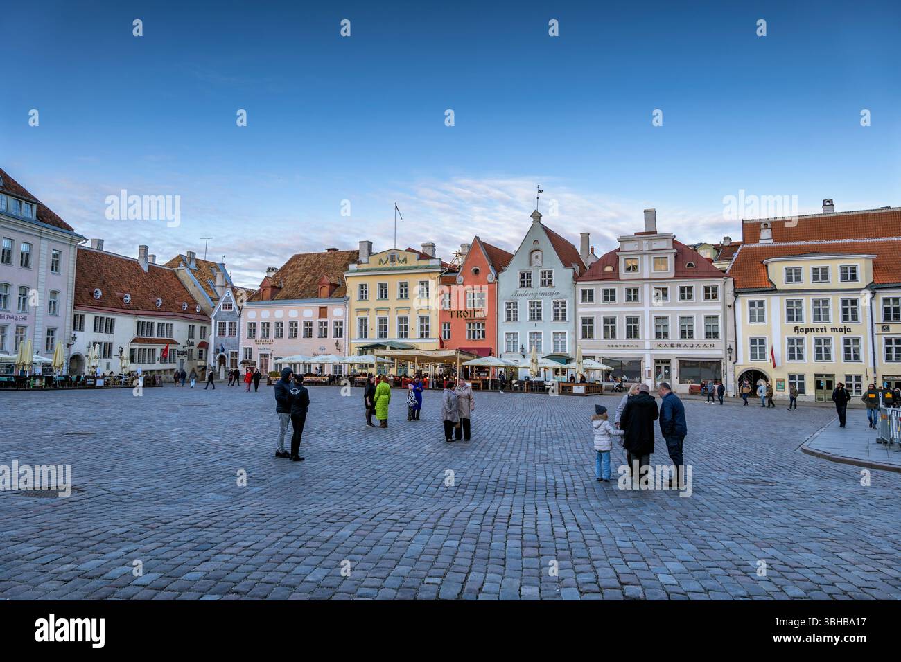 Tallinn, Estonia - 11 maggio 2025: Piazza del Municipio (Raekoja Plats) nella città Vecchia, punto di riferimento della città. Foto Stock