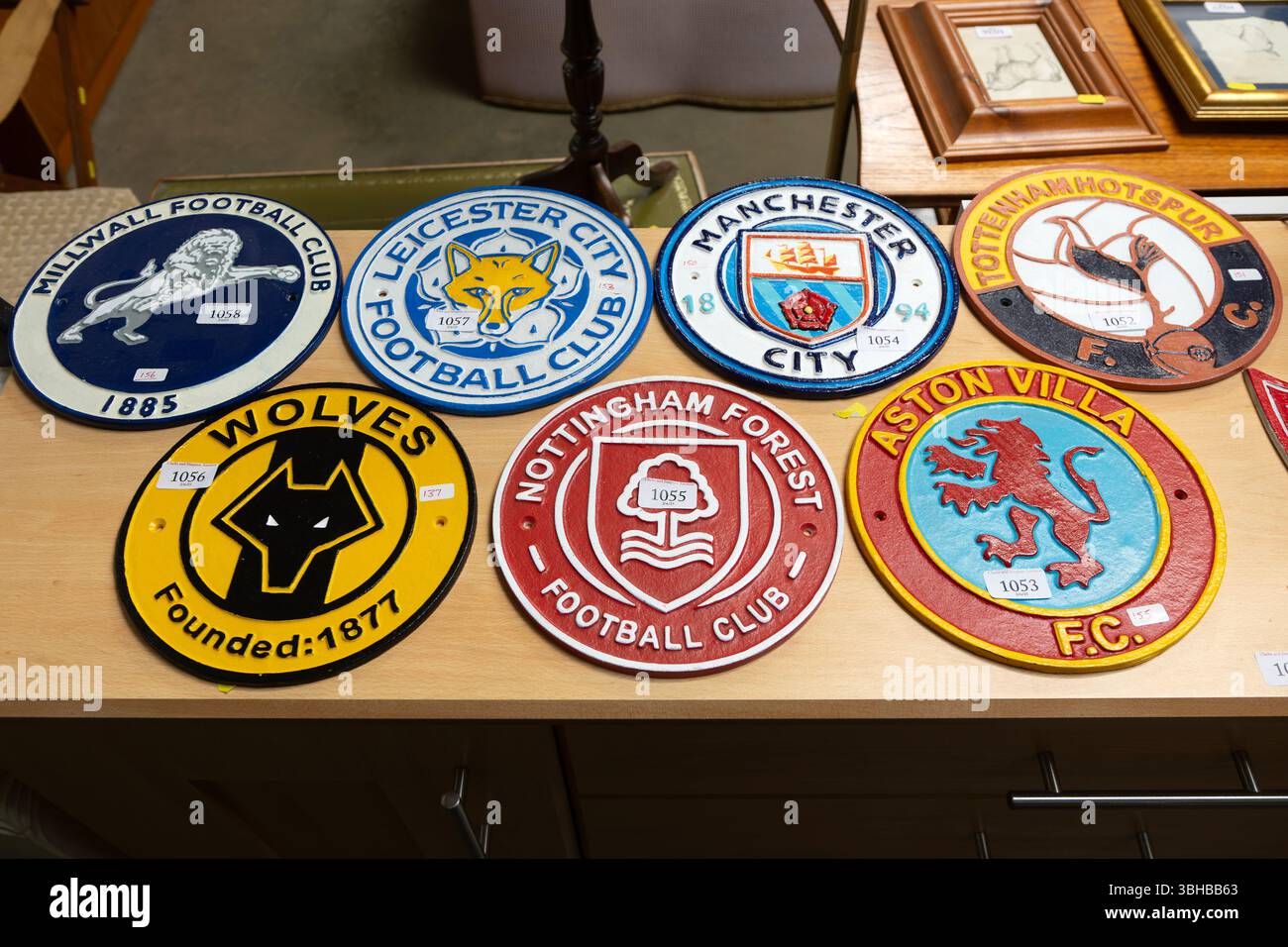 Stemmi o distintivi della squadra di calcio in metallo replica, Suffolk, Inghilterra, Regno Unito Foto Stock