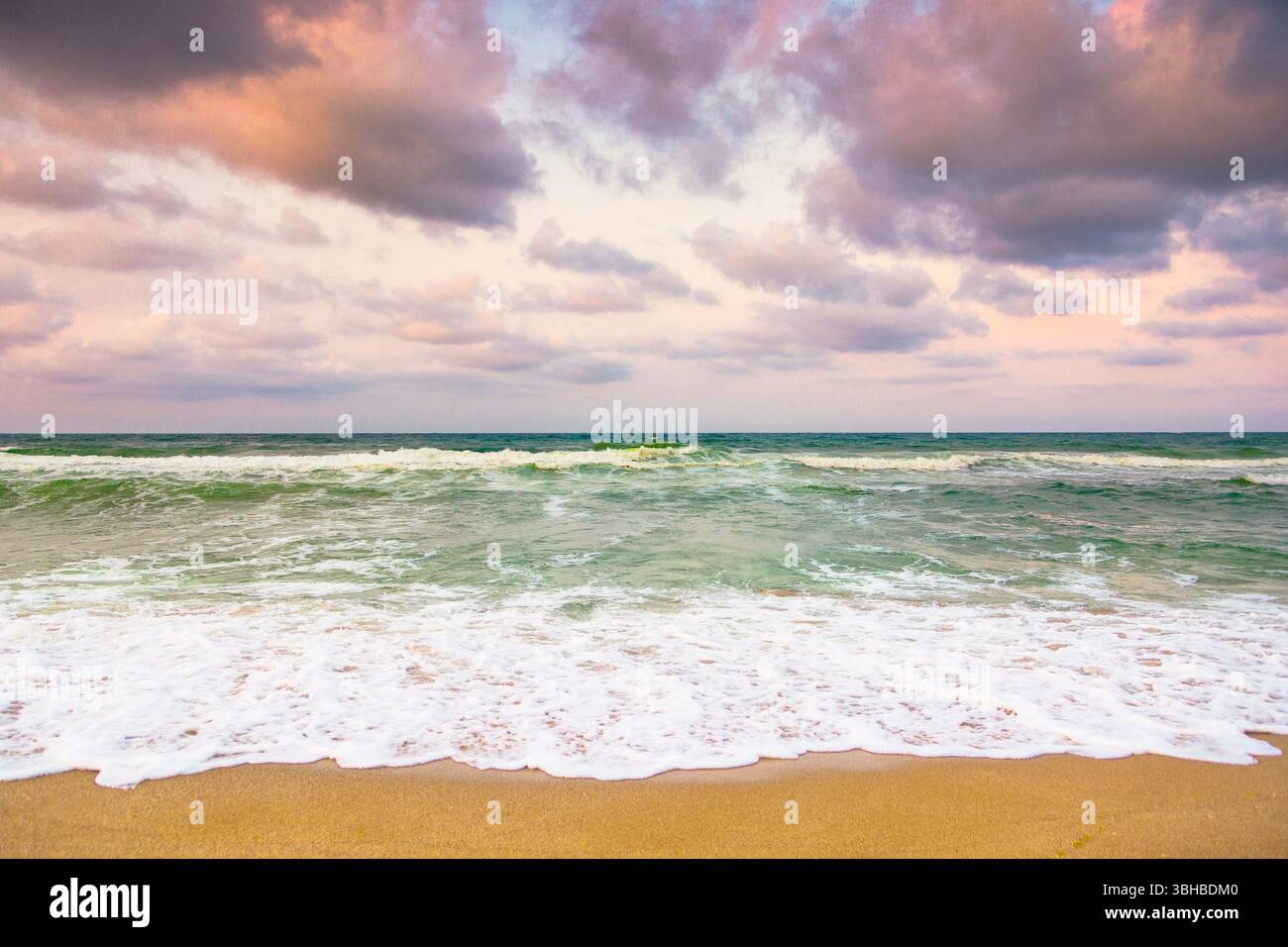 cielo sereno nuvoloso al mare nero. ispirazione per i viaggi. il tempo cambia in natura. bellissimo paesaggio arancione. vacanze estive spettacolari in europa a. Foto Stock