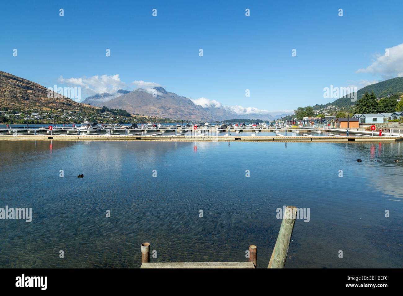 Queenstown Marina nel Frankton Arm del Lago Wakatipu con Cecil Peak sullo sfondo, Otago, nuova Zelanda Foto Stock