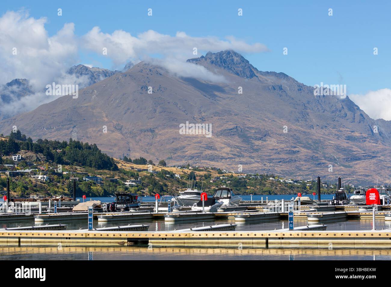 Queenstown Marina nel Frankton Arm del Lago Wakatipu con Cecil Peak sullo sfondo, Otago, nuova Zelanda Foto Stock