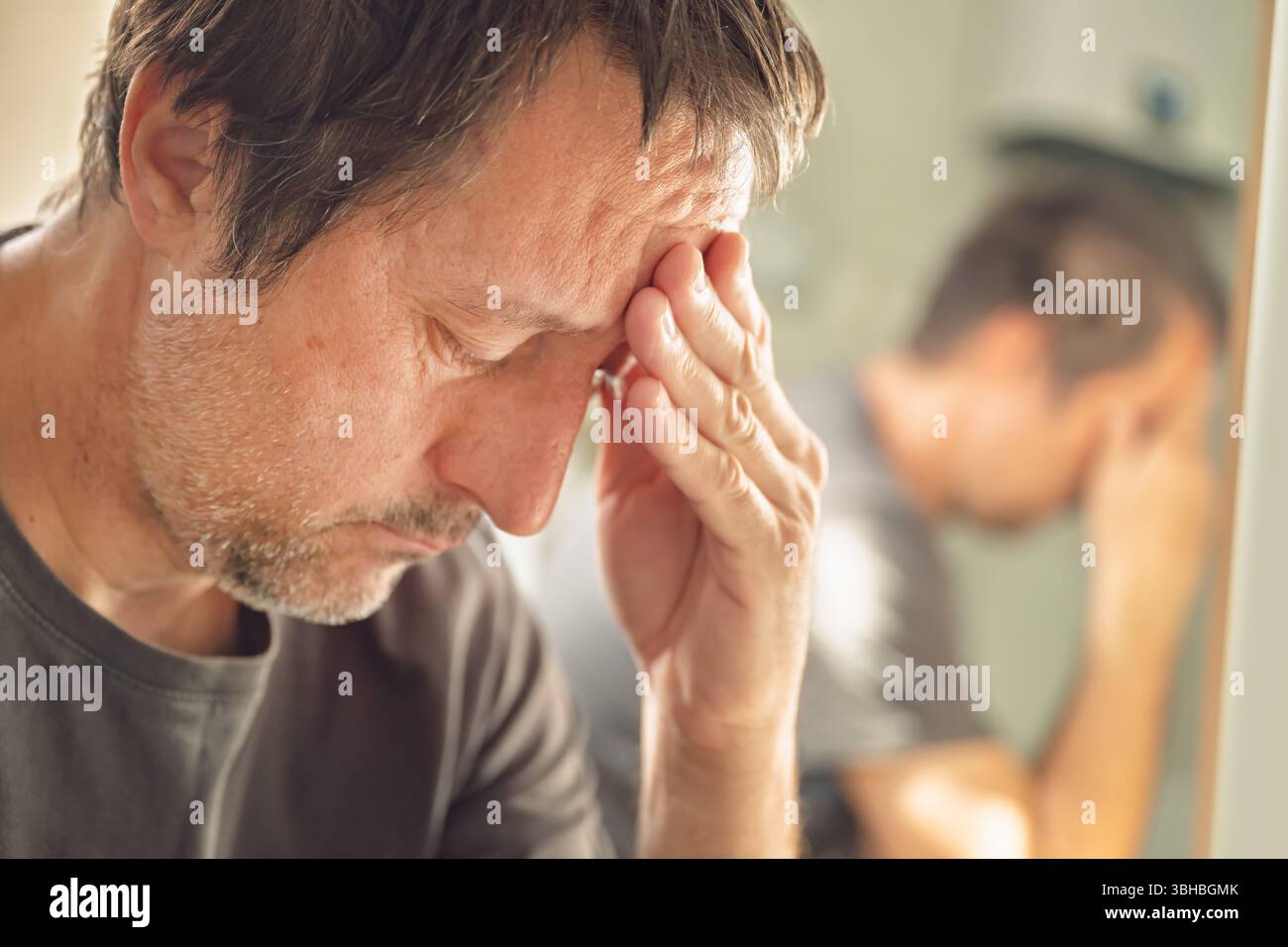 Concetto di disperazione, ritratto ravvicinato di un adulto maturo non rasato infelice e sconvolto, da solo a casa, focalizzazione selettiva Foto Stock
