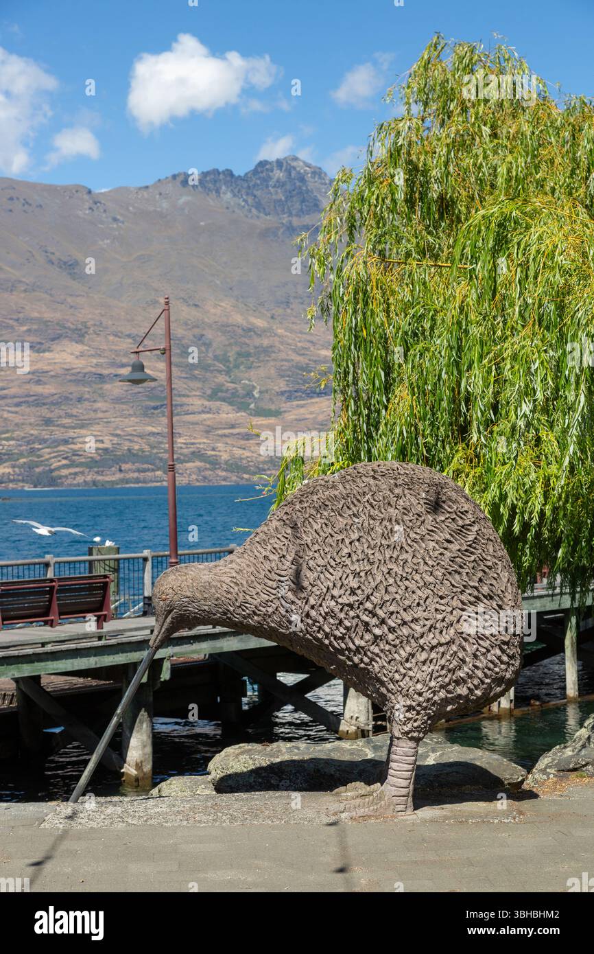 Una grande statua in pietra dell'uccello nazionale KIWI della nuova Zelanda, Queenstown, Otago, nuova Zelanda Foto Stock