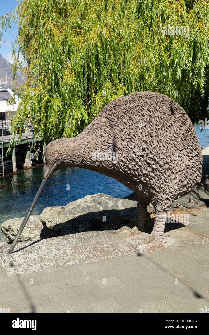Una grande statua in pietra dell'uccello nazionale KIWI della nuova Zelanda, Queenstown, Otago, nuova Zelanda Foto Stock