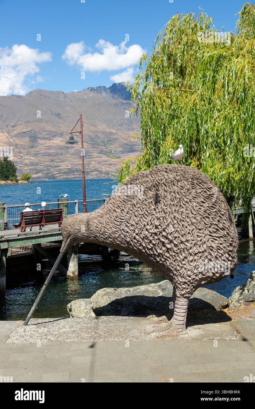 Una grande statua in pietra dell'uccello nazionale KIWI della nuova Zelanda, Queenstown, Otago, nuova Zelanda Foto Stock