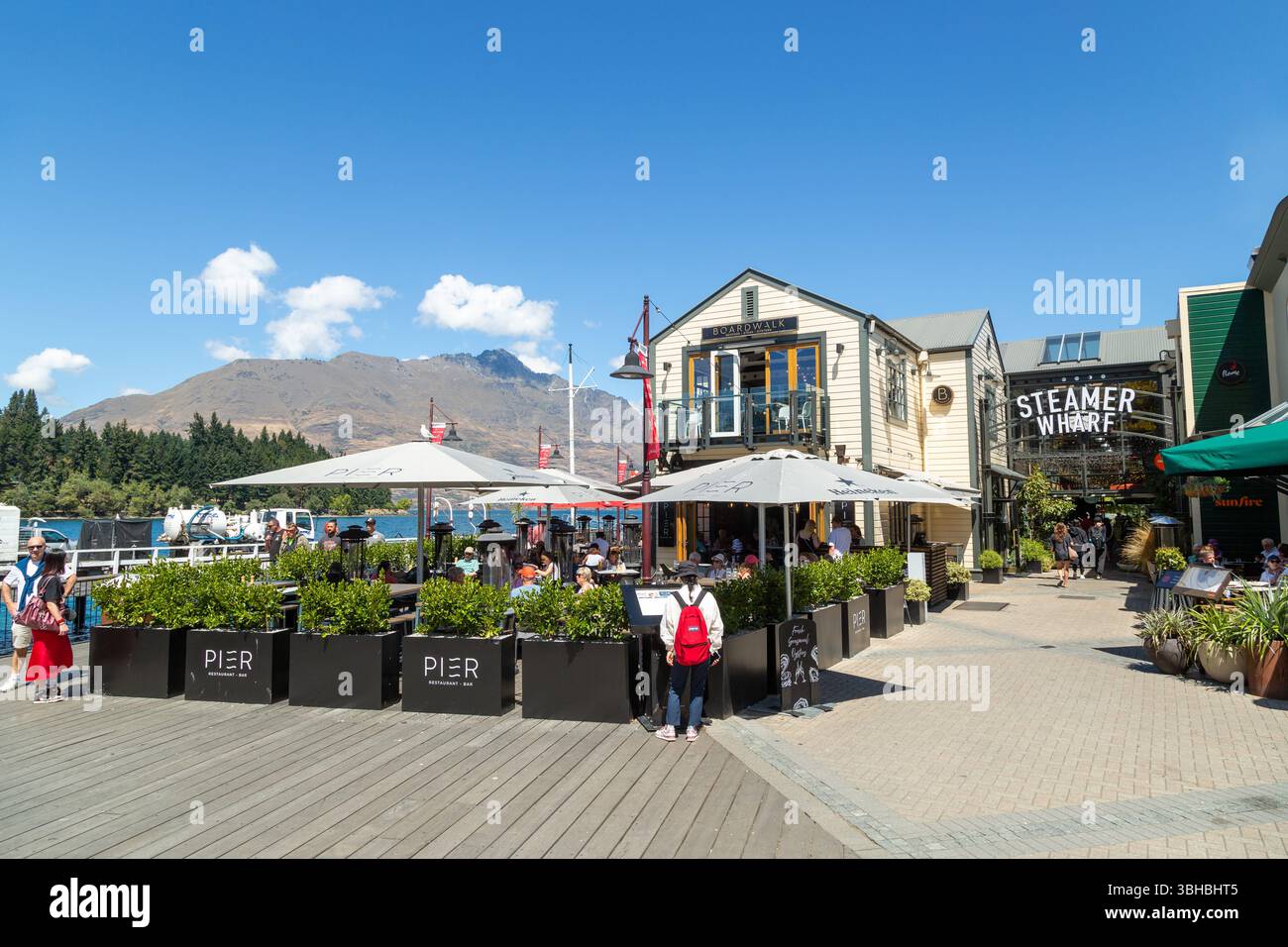 Bar all'aperto, Pier Seafood Restaurant & Bar, Steamer Wharf, Beach Street, Queenstown, Otago, isola del Sud, nuova Zelanda Foto Stock