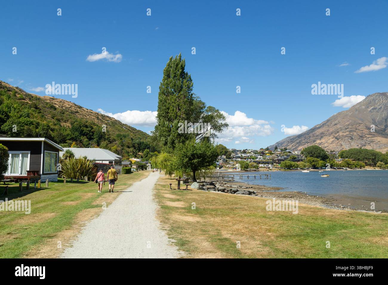 Persone che camminano lungo il Frankton Track verso Frankton lungo il lago Wakatipu a Queenstown, Otago, nuova Zelanda Foto Stock