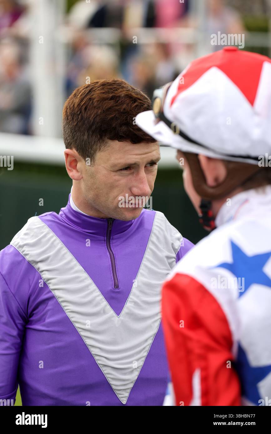 Jockey Oisin Murphy nella foto al Goodwood Racecourse, Chichester, West Sussex, Regno Unito. Foto Stock