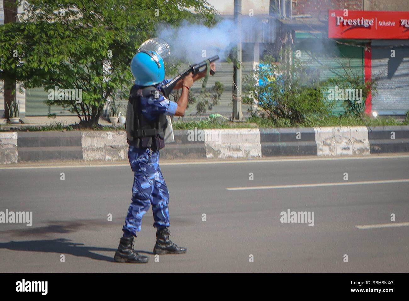 La RAF lancia proiettili di gas lacrimogeni per disperdere un mese a Imphal West, in mezzo alle proteste in corso a seguito dell’arresto del membro di Arambai Tengol da parte della NIA. Foto Stock