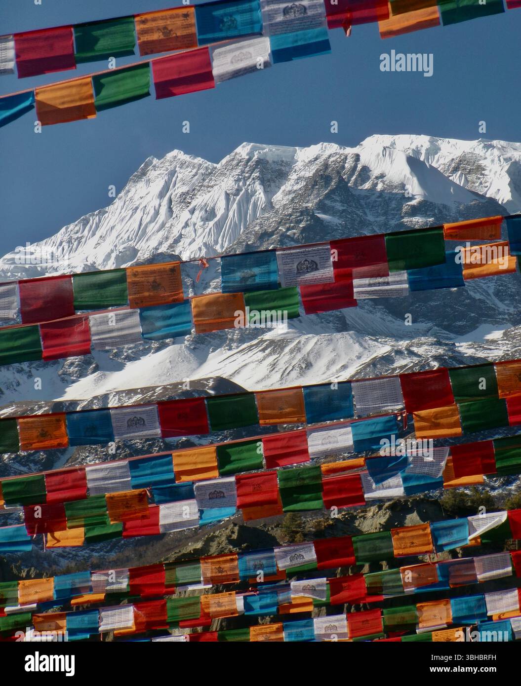 KODAK Digital Still camera Nepal Himalaya montagne, il circuito dell'Annapurna, osservando una montagna attraverso le bandiere di preghiera nella città di Manang Foto Stock