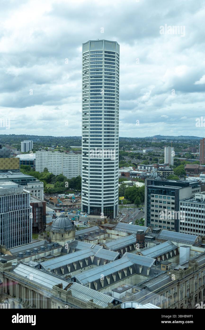 L'Octagon è il primo alto edificio residenziale al mondo puramente ottagonale, che crea un'aggiunta immediatamente riconoscibile allo skyline che diventerà iconico come altri monumenti della città modernista come la Rotonda. Salendo fino a un'altezza di 155 metri, la torre è l'edificio più alto di Birmingham, offrendo ai residenti una vista senza precedenti del paesaggio urbano e oltre. Foto Stock