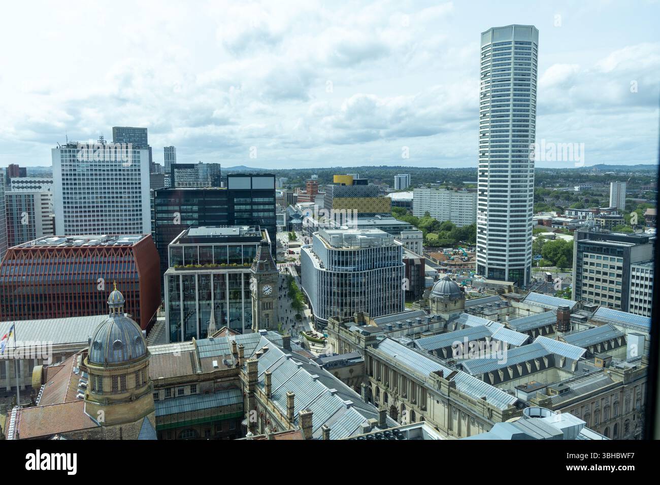 L'Octagon è il primo alto edificio residenziale al mondo puramente ottagonale, che crea un'aggiunta immediatamente riconoscibile allo skyline che diventerà iconico come altri monumenti della città modernista come la Rotonda. Salendo fino a un'altezza di 155 metri, la torre è l'edificio più alto di Birmingham, offrendo ai residenti una vista senza precedenti del paesaggio urbano e oltre. Foto Stock