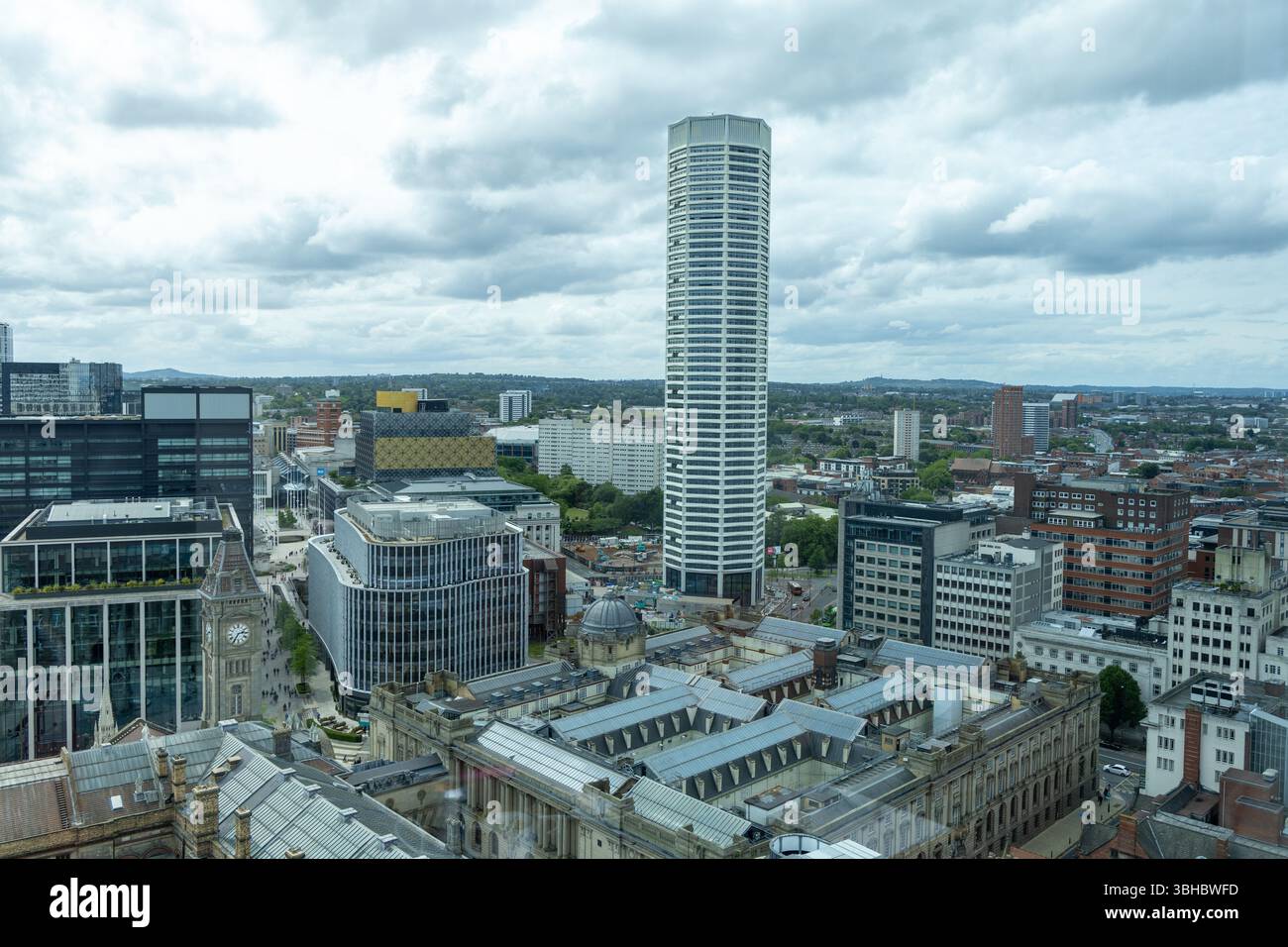 L'Octagon è il primo alto edificio residenziale al mondo puramente ottagonale, che crea un'aggiunta immediatamente riconoscibile allo skyline che diventerà iconico come altri monumenti della città modernista come la Rotonda. Salendo fino a un'altezza di 155 metri, la torre è l'edificio più alto di Birmingham, offrendo ai residenti una vista senza precedenti del paesaggio urbano e oltre. Foto Stock