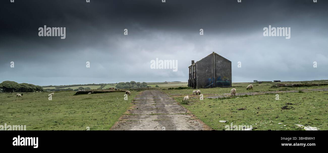 Un'immagine panoramica dei resti di edifici sullo storico aeroporto RAF Davidstow in disuso a Bodmin Moor in Cornovaglia nel Regno Unito. Foto Stock