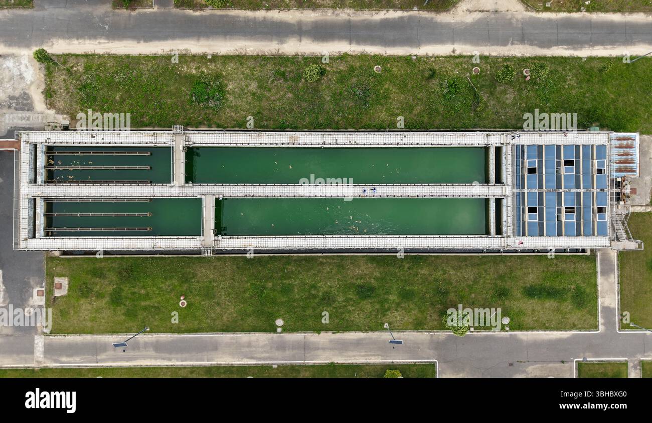(250609) -- YANCHENG, 9 giugno 2025 (Xinhua) -- una foto di droni aerei mostra un serbatoio di flocculazione e sedimentazione a Jiangsu Fenghai New Energy Seawater Desalination Development Co., Ltd. A Yancheng, provincia di Jiangsu, nella Cina orientale, 7 giugno 2025. La città di Yancheng ha intensificato gli sforzi per sviluppare le industrie marine e promuovere le tecnologie di desalinizzazione dell'acqua di mare, costruendosi in un nuovo polo di crescita di alta qualità. Fornitore di soluzioni di desalinizzazione dell'acqua di mare modello, Jiangsu Fenghai New Energy Seawater Desalination Development Co., Ltd. È impegnato nello sviluppo industrializzato Foto Stock