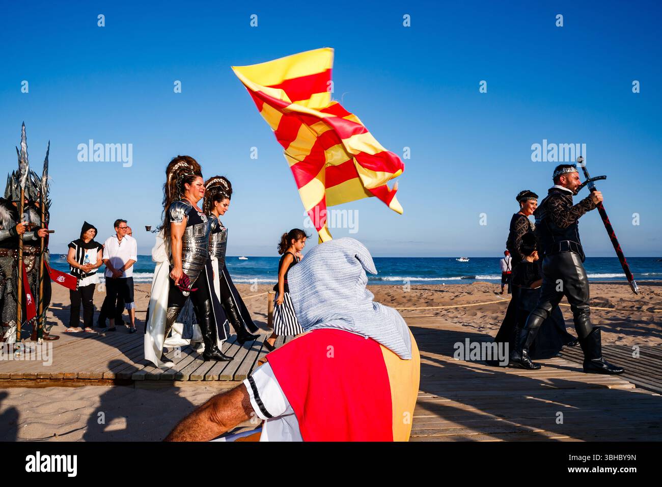 La bandiera catalana vola tra le truppe pirata a Villajoyosa Foto Stock