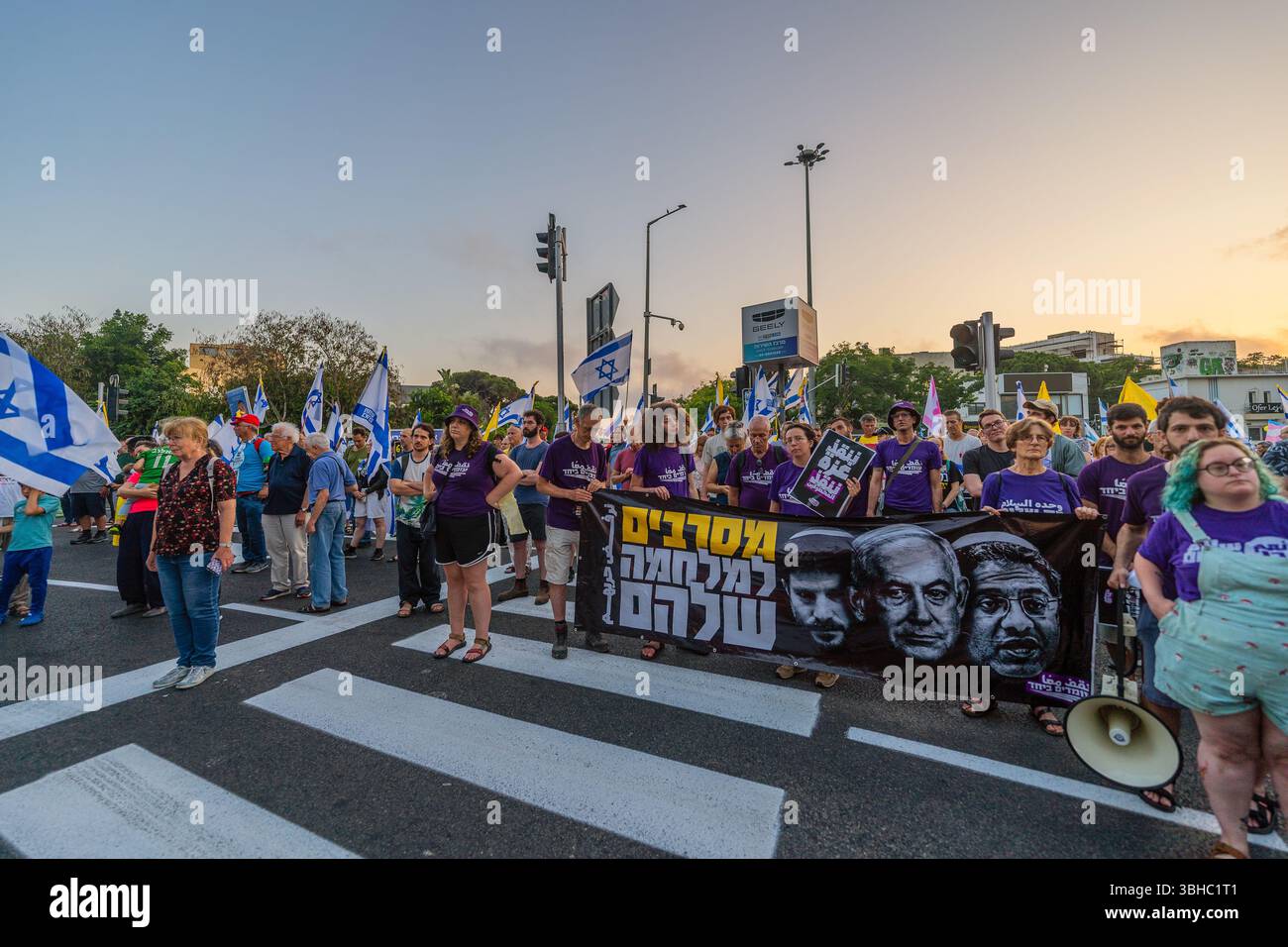 Haifa, Israele - 7 giugno 2025: Folla di persone in un momento di silenzio per commemorare i soldati caduti, parte di una protesta ad Haifa, Israele Foto Stock