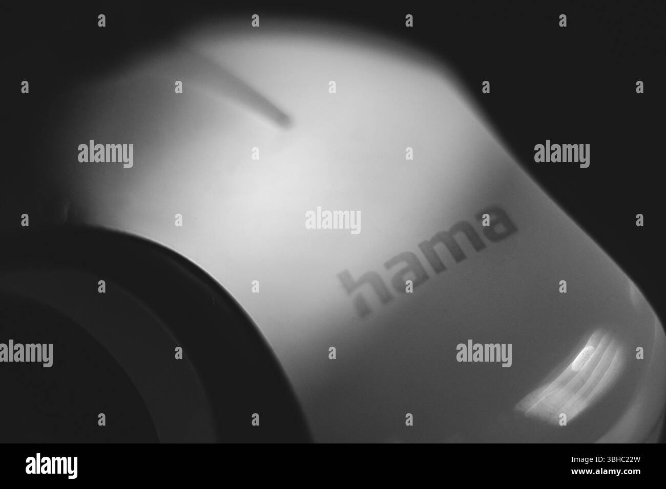 Cacak, Serbia - 06 giugno 2025: Iscrizione Hama su un mouse per computer, macro composizione di una famosa marca di apparecchiature informatiche. Foto Stock