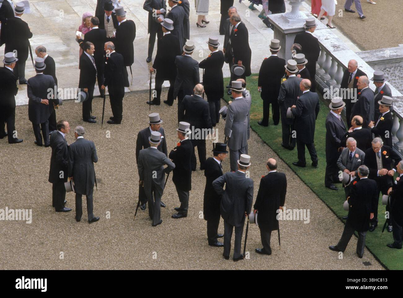 Cortigiani reali sulla terrazza ad una festa in giardino di Buckingham Palace a Londra. Sono sulla terrazza in attesa che la famiglia reale si presenti, che poi si sposterà sul prato per incontrare e salutare gli ospiti che sono stati invitati a partecipare alla festa estiva in giardino. Inghilterra Regno Unito 1980s HOMER SYKES Foto Stock