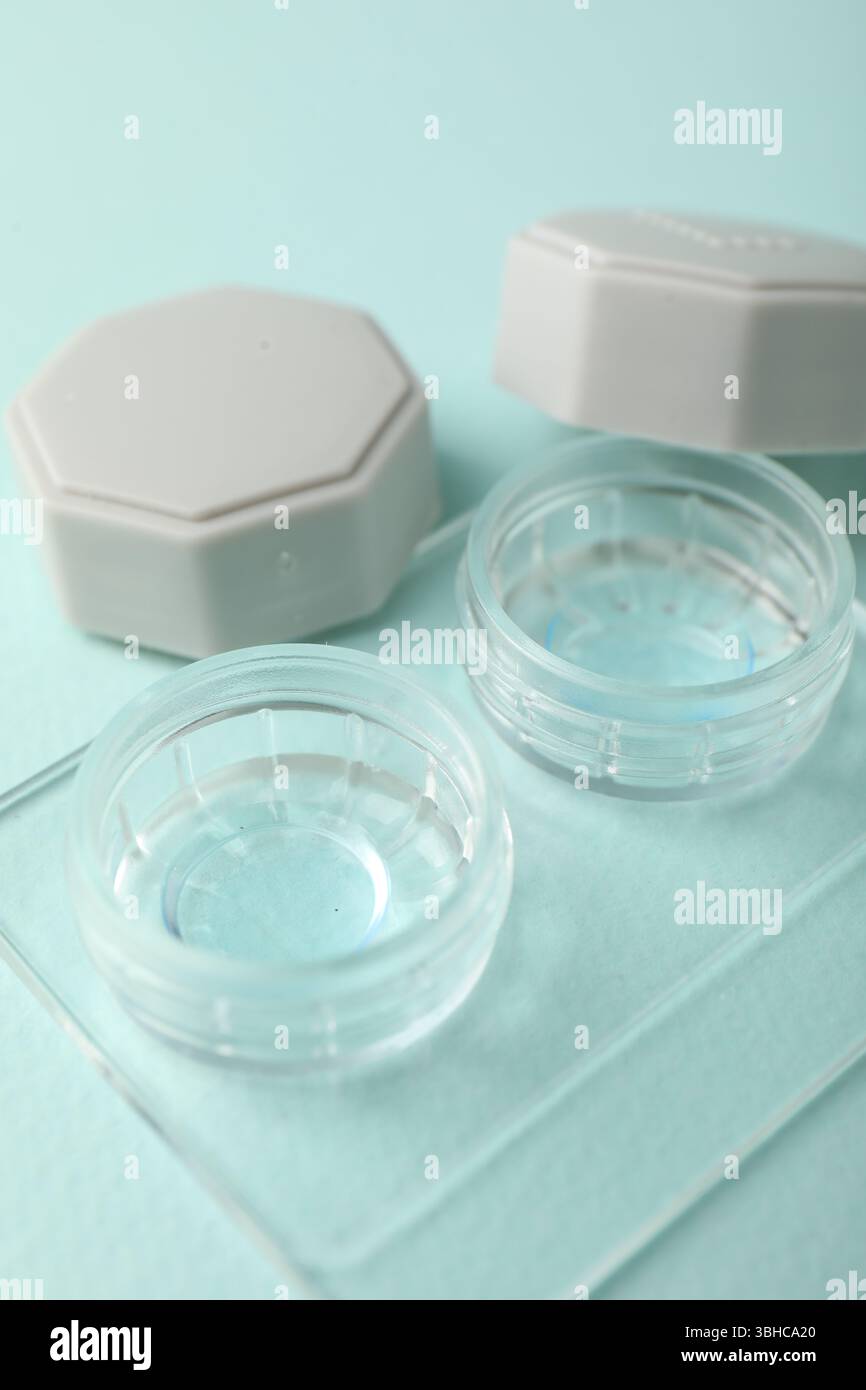 Lenti a contatto in caso di sfondo turchese chiaro, primo piano Foto Stock
