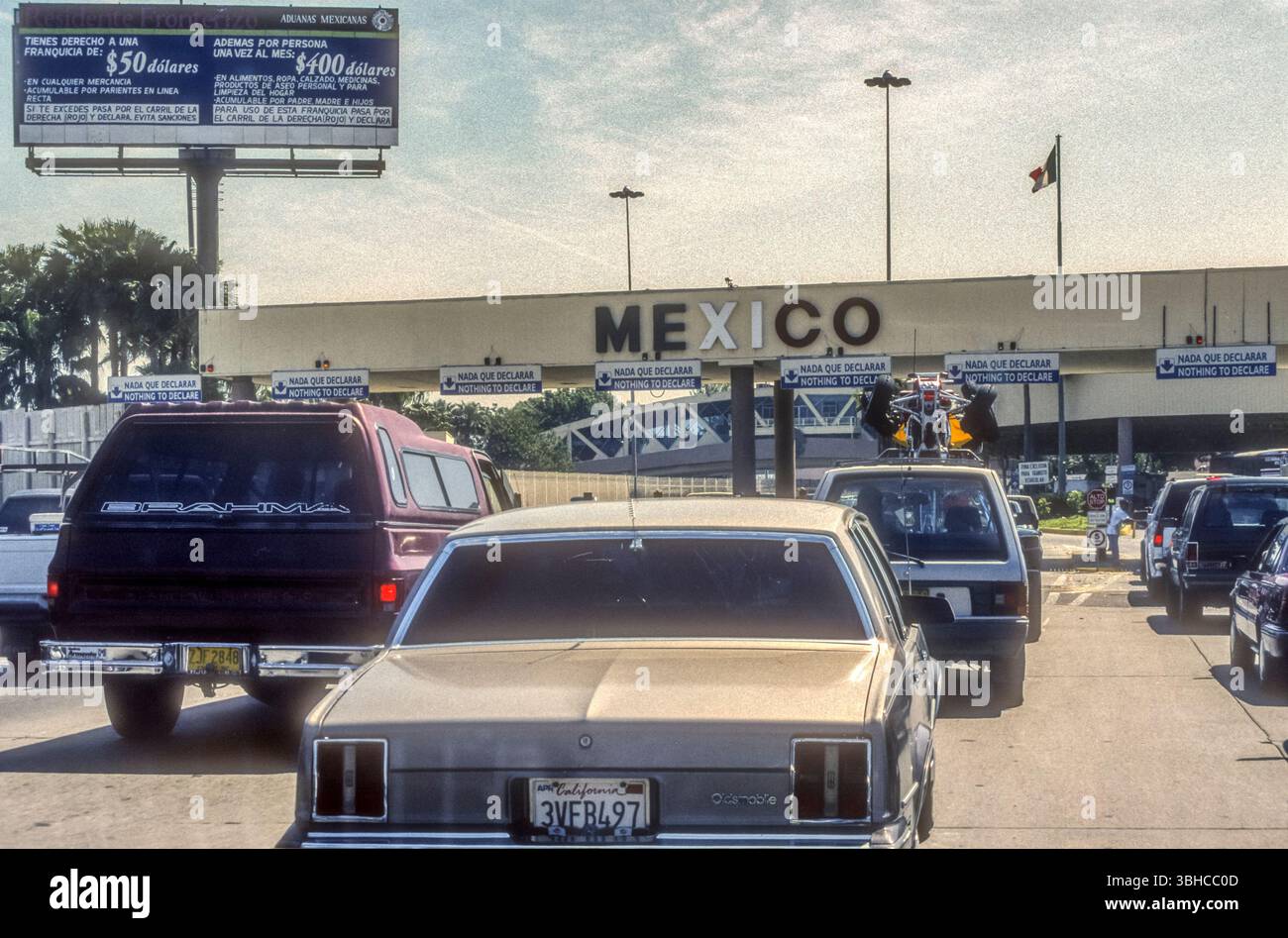 1998 foto d'archivio del traffico che si avvicina al confine degli Stati Uniti con il Messico a sud di San Diego in California. Foto Stock